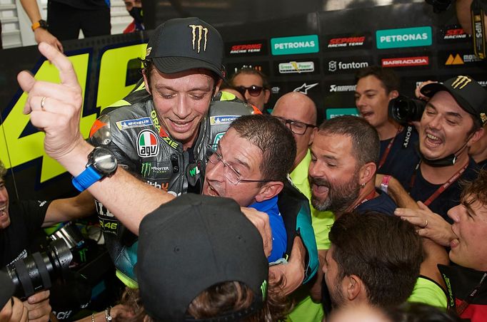 Valentino Rossi při posledním závodě kariéry v MotoGP ve Valencii.