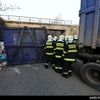 V Praze se převrátil kamion s odpadky