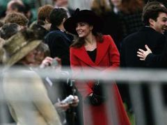 Na slavnostní přísahu prince Williama dorazila i jeho přítelkyně Kate Middletonová.