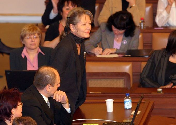 Helena Třeštíková a Petr Gandalovič při hlasování o nové vládě.