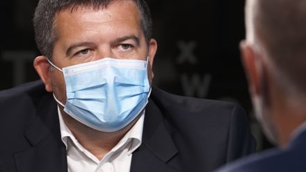 Roušky pro důchodce jsme slíbili, je z toho protest proti vládě, říká Hamáček