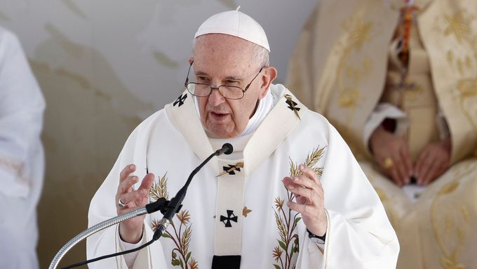 Papež František při bohoslužbě na stadionu v Nikósii.