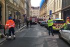 Foto: V centru Prahy se zřítila část domu. Hasiči museli po dalším sesuvu přerušit hledání dělníků
