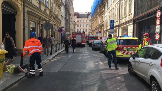 Foto: V centru Prahy se zřítila část domu. Hasiči museli po dalším sesuvu přerušit hledání dělníků