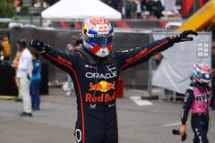 V Baku uspěl Verstappen, vyhrál podruhé v řadě. Oslavy McLarenu se odkládají