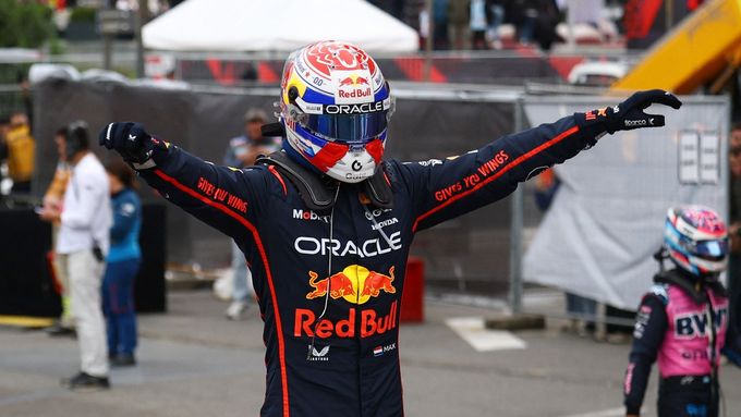 Max Verstappen slaví vítězství ve Velké ceně Ázerbájdžánu 2025.