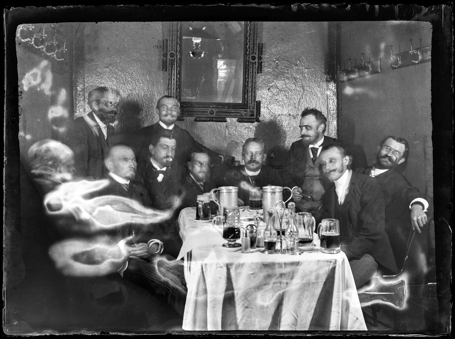 Negativy z popelnice, kniha, Martin Wágner, iniciativa, sbírka, archiv, Foto, fotografie, Magazín