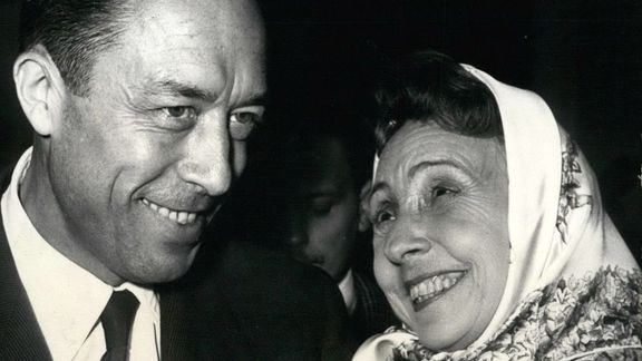 Albert Camus s francouzskou herečkou Madeleine Renaudovou na večírku nakladatelství Gallimard.