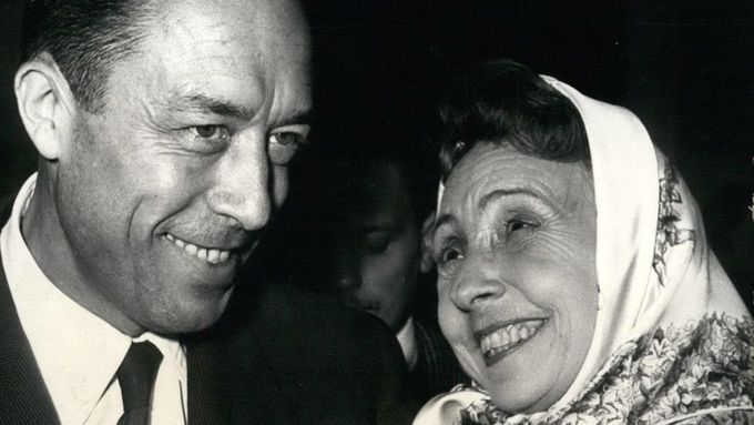 Albert Camus s francouzskou herečkou Madeleine Renaudovou na večírku nakladatelství Gallimard.