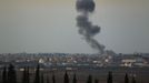 Smoke rises after an Israeli strike in the northern Gaza Strip November 15, 2012. A Hamas rocket killed three Israelis north of the Gaza Strip on Thursday, drawing the first blood from Israel as the Palestinian death toll rose to 15 in a military showdown lurching closer to all-out war and an invasion of the enclave. REUTERS/Amir Cohen (ISRAEL - Tags: POLITICS CIVIL UNREST) Published: Lis. 15, 2012, 4:03 odp.