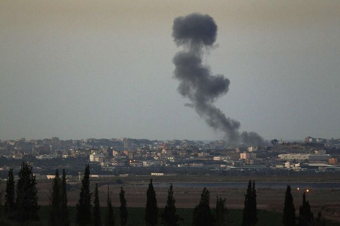 Smoke rises after an Israeli strike in the northern Gaza Strip November 15, 2012. A Hamas rocket killed three Israelis north of the Gaza Strip on Thursday, drawing the first blood from Israel as the Palestinian death toll rose to 15 in a military showdown lurching closer to all-out war and an invasion of the enclave. REUTERS/Amir Cohen (ISRAEL - Tags: POLITICS CIVIL UNREST) Published: Lis. 15, 2012, 4:03 odp.