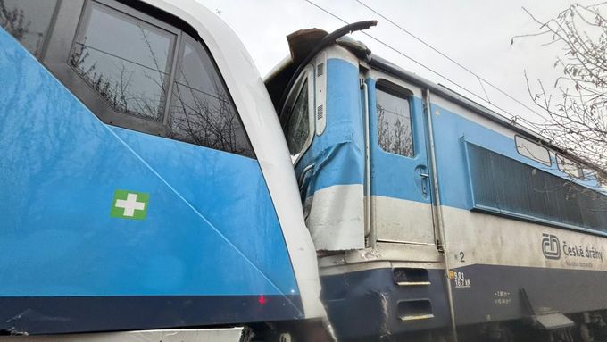 Desítky záchranářů zasahují ve Zlivi u srážky osobního vlaku s rychlíkem; čtvrtek 20. listopadu 2025.