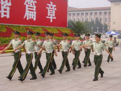 Vojáci, kteří hlídkovali na náměstí Tchien An-men v Pekingu v době olympijských her.