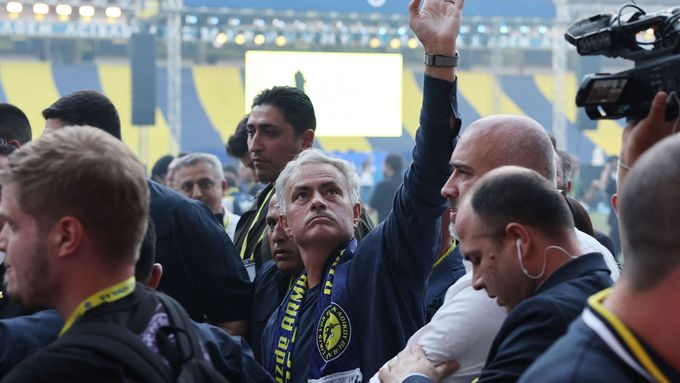 Trenér José Mourinho zdraví davy fanoušků Fenerbahce, kteří ho přišli přivítat, když byl jmenován trenérem tureckého klubu