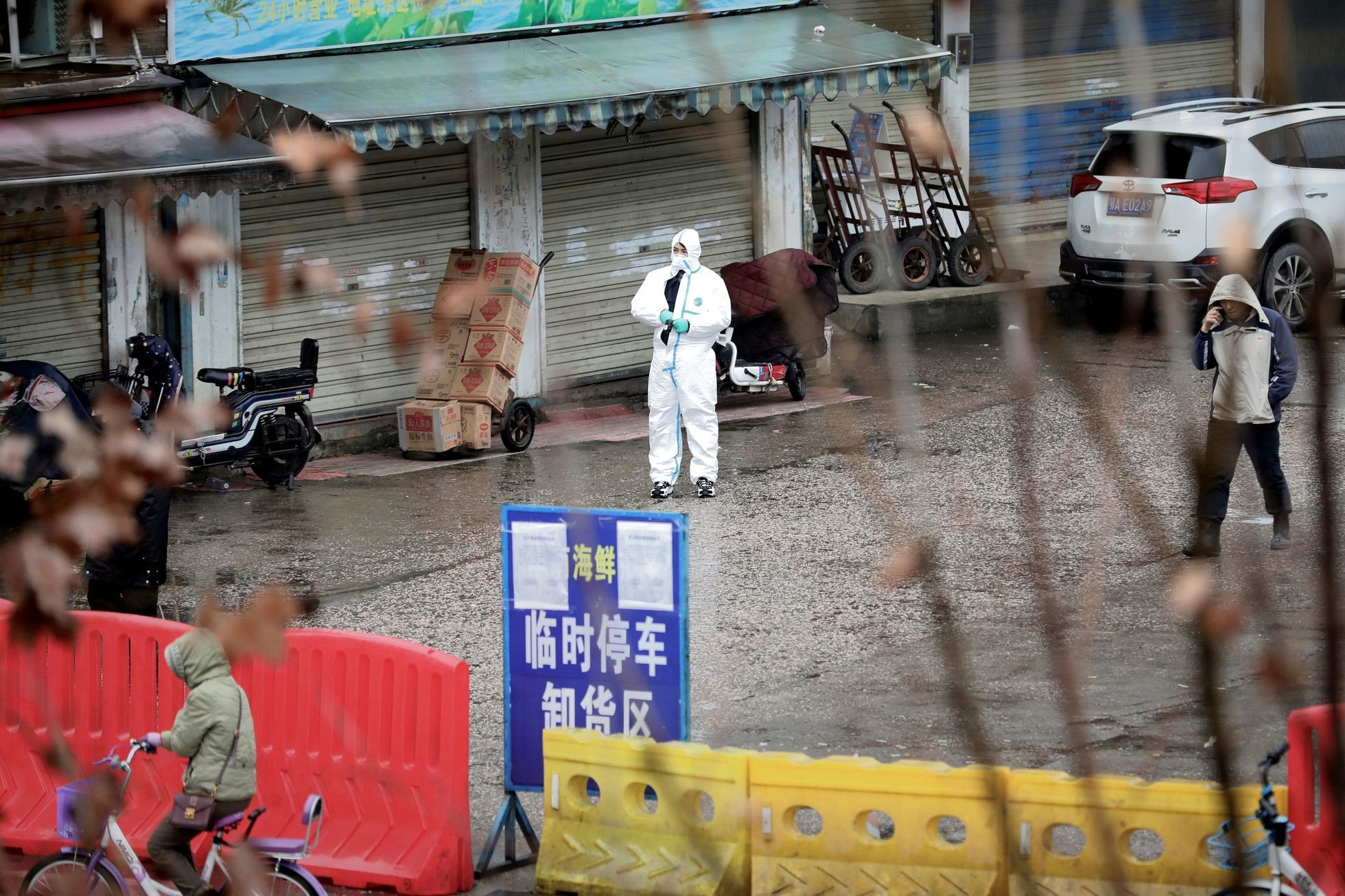 Uzavřený trh v čínském městě Wu-Chan, odkud se začal šířit nový druh koronaviru.