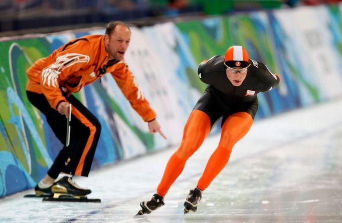 Když se trenér splete - Olympijský závod rychlobruslařů na královské trati, v maratonu na 10 kilometrů, zajel nejrychleji jasný favorit a vítěz pětky Sven Kramer, po projetí cílem však Nizozemce diskvalifikovali rozhodčí.