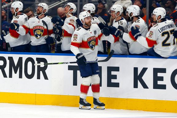 Sam Bennett slaví se spoluhráči na střídačce vstřelený gól ve druhém zápase finále Stanley Cupu 2025.