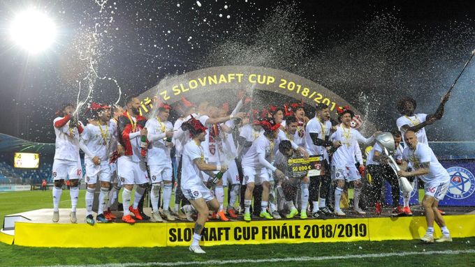 Fotbalisté Spartaku Trnava slaví vítězství ve Slovenském poháru