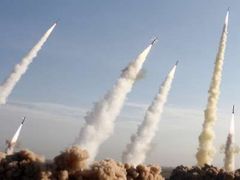 Íránská vláda zahájila nové manévry pod názvem Velký pokrok II. Světu ukázala své balistické rakety typu Šahab-3.