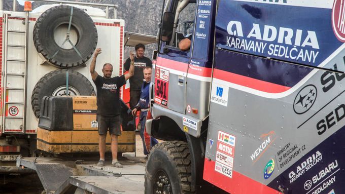 Zatímco Martin Kolomý dál prohání hvězdy závodního pole kamionů, pro tým Adria skončil Dakar sebeobětováním ve prospěch jedničky Buggyry.