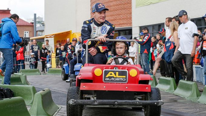 Jari-Matti Latvala při dětském programu před startem Finské rallye.