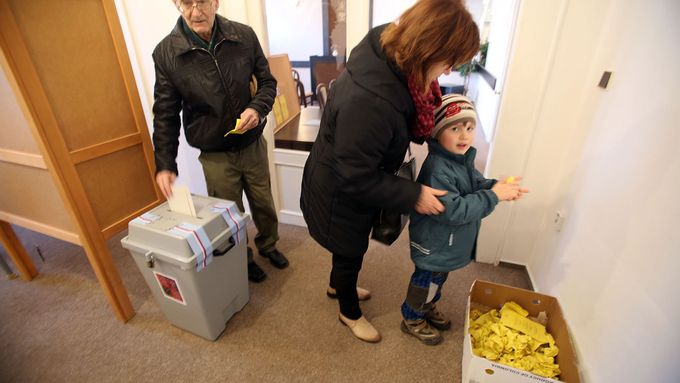 Obrazem: Fotoreportér věštil výsledky voleb nad odpadkovými koši v Prčici