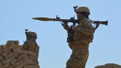 Vojáci afghánské armády na frontové linii s Tálibánem v provincii Kunduz na severu země.