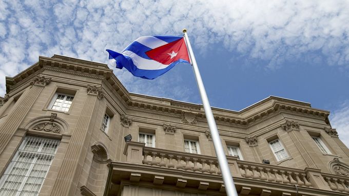 Vlajka Kuby na budově kubánské ambasády ve Washingtonu.
