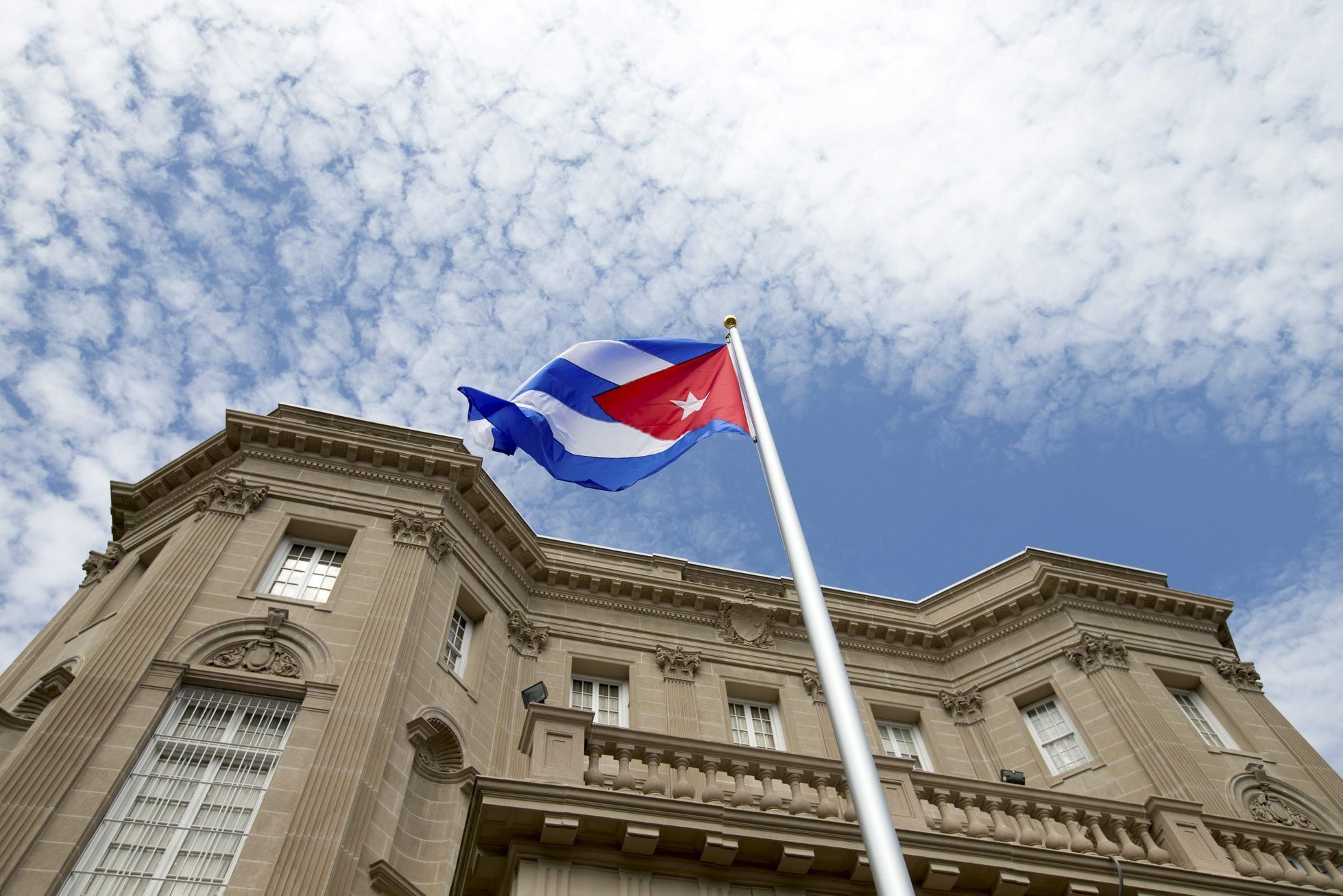 Vlajka Kuby na budově kubánské ambasády ve Washingtonu