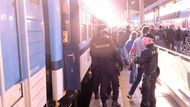 Většinu za přestupky. Buď si zahalovali tváře, nebo se pokusili bez vstupenky vniknout na stadion. Vesměs šlo o příznivce Baníku.