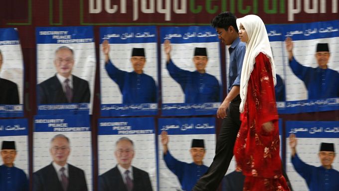 Předvolební plakáty s podobiznou premiéra Abdullaha Ahmada Badawiho v hlavním městě Kuala Lumpur