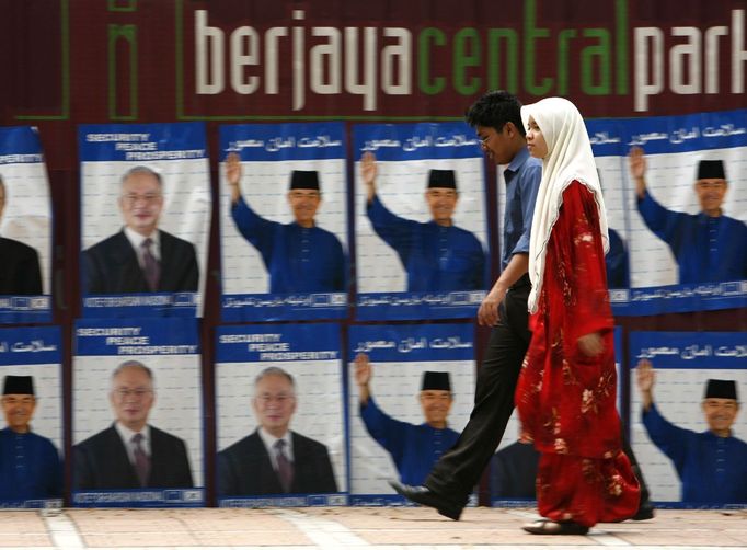 Předvolební plakáty s podobiznou premiéra Abdullaha Ahmada Badawiho v hlavním městě Kuala Lumpur