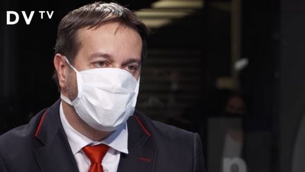 Nosit roušky je správně. Nemůžeme nechat umírat seniory a slabé, říká Maďar