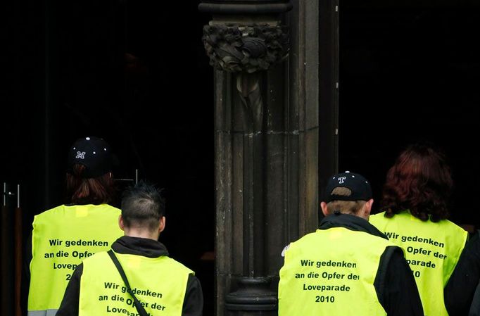 Hlavní tryzna se odehrála v kostele sv. Salvátora, kde bylo pro truchlící připraveno na šest set míst. Tito lidé mají na vestách napsáno "Vzpomínáme na oběti Love Parada 2010".