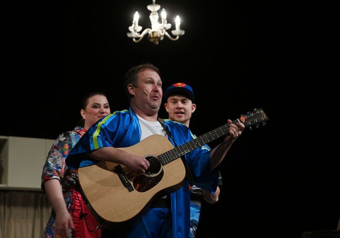 Jana Posníková jako maminka, Lukáš Červenka coby tatínek a Jan Vrbacký v roli Janíka.