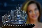 Ta prezentovala jeden z taháků výstavy, korunku pro Miss Universe. Do této v Česku vyrobené ozdoby hlavy pro nejkrásnější ženu vesmíru se vešlo 33 českých křišťálů, pět velkých modrých topazů, 198 tmavě modrých safírů a 311 malých broušených diamantů posazených na základně z 18karátového bílého zlata. Její hodnota je přibližně sem a půl milionu korun.