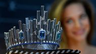 Ta prezentovala jeden z taháků výstavy, korunku pro Miss Universe. Do této v Česku vyrobené ozdoby hlavy pro nejkrásnější ženu vesmíru se vešlo 33 českých křišťálů, pět velkých modrých topazů, 198 tmavě modrých safírů a 311 malých broušených diamantů posazených na základně z 18karátového bílého zlata. Její hodnota je přibližně sem a půl milionu korun.