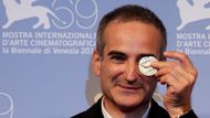 Cenu za nejlepší scénář si z Benátek odváží francouzský režisér Olivier Assayas, který na festivalu představil snímek "Après mai" (Květen je pryč)