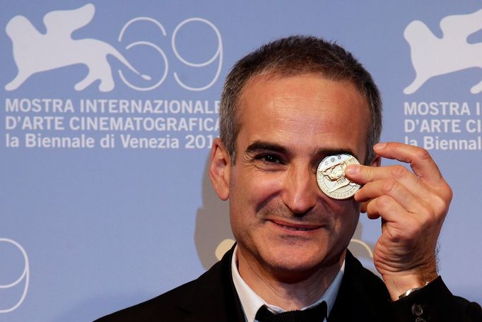 Cenu za nejlepší scénář si z Benátek odváží francouzský režisér Olivier Assayas, který na festivalu představil snímek "Après mai" (Květen je pryč)