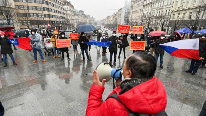 Demonstrace Barmánců v Praze proti převratu