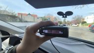Pro účely redakčního testu jsme antiradar k oknu přichytili přísavkami. Ideální řešení to ale není.