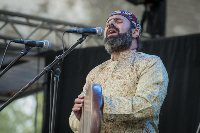 Hodně intenzivní bylo trio Revolutionary Birds vedené tuniským básníkem Mounirem Troudim (na snímku), jehož projev má kořeny v arabské technice i súfijské spiritualitě.