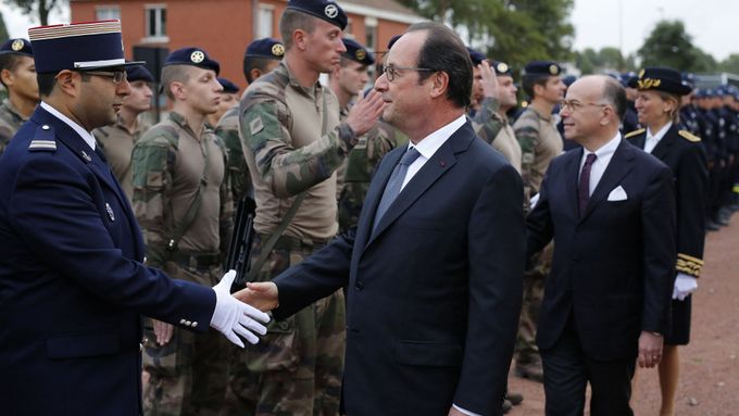 Francouzský prezident Francois Hollande v Calais.