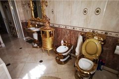 Zlatý záchod zkorumpovaného policisty v Rusku baví internet, jeho vila je plná luxusu
