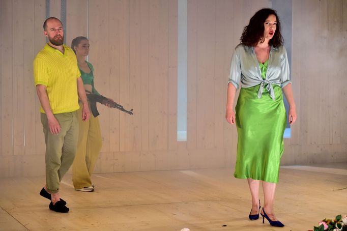 David Tišer jako Jean Valjean, Zdislava Začalová v roli Eponine a Růžena Dvořáková coby Madame Thénardier.