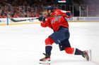 Ruský bohatýr Alexandr Ovečkin se v úterním duelu s Buffalem šikovnou tečí opět blíží k překonání střeleckého rekordu NHL, o kterém se dlouho myslelo, že je z jiného světa.