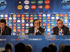 Prezident UEFA - Michel Platini (uprostřed). Po jeho pravici Martin Kallen a vlevo Daniel Taylor.