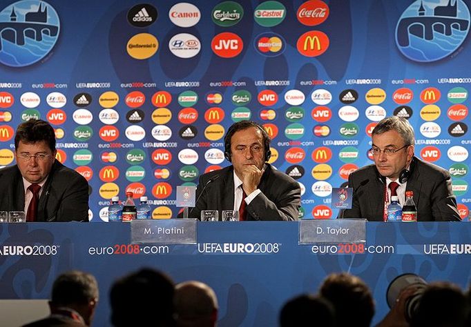 Prezident UEFA - Michel Platini (uprostřed). Po jeho pravici Martin Kallen a vlevo Daniel Taylor.