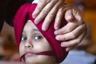 Čtyřletý Jujhtar Lehal čeká, až mu otec uváže správně turban. Je to dřina - jak samotné vázání, tak i to čekání.