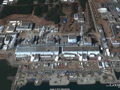 Poškozená Fukušima z ptačí perspektivy. Momentálně tu pracuje 400 lidí.